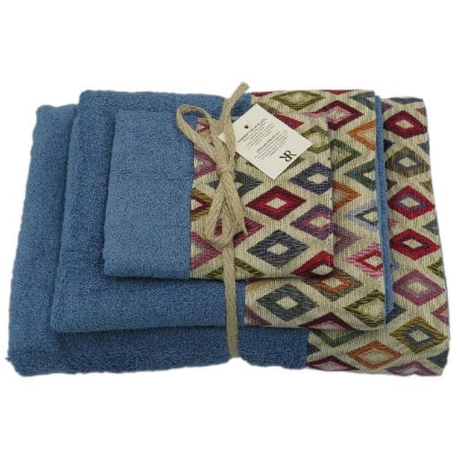 Telo doccia azzurro e asciugamani bagno viso e ospite